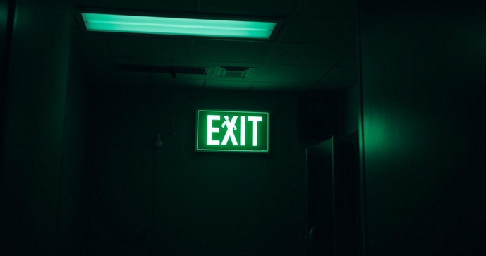 Placa fotoluminescente rota de fuga é essencial para segurança em emergências