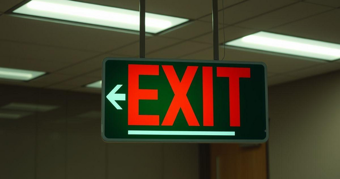 Placas de Saída de Emergência: Importância e Requisitos Legais