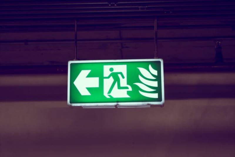 Placas de Saída de Emergência: Sua Importância e Uso
